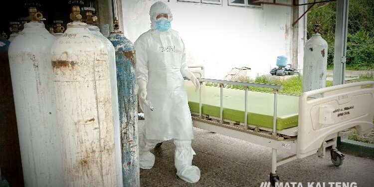 FOTO : DOK/MATAKALTENG - Petugas kesehatan keluar dari ruang perawatan Covid-19 di RSUD dr Murjani Sampit.