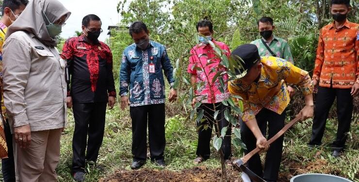FOTO : IST/MATA KALTENG - Ketua DPRD Kabupaten Gumas Akerman Sahidar (batik merah hitam), ketika menghadiri suatu kegiatan di Desa Tumbang Kuayan, Kecamatan Rungan Barat, belum lama ini.