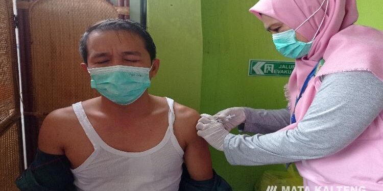 FOTO : DEVIANA/MATAKALTENG - Bendahara Umum PWI Kotim, Rafiudin saat menerima vaksin booster, Rabu 9 Februari 2022.