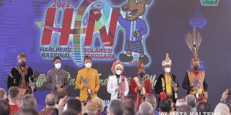 FOTO : IST/MATAKALTENG - Bupati Lamandau (paling kanan) secara resmi menerima AK PWI 2022 dalam acara puncak peringatan HPN di Kendari, Rabu 9 Februari 2022.