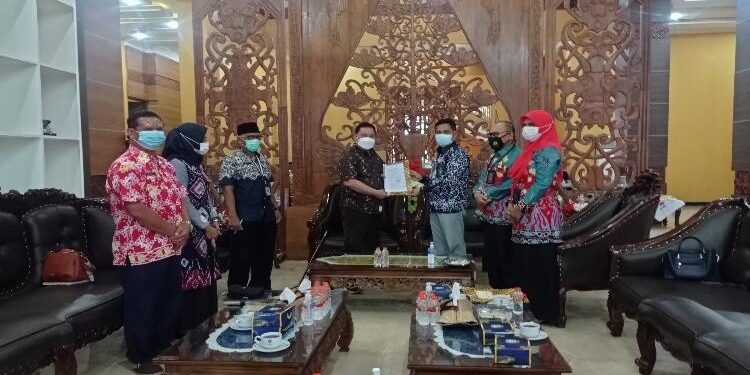 FOTO : DEVIANA/MATA KALTENG - Bupati Kotim saat menerima hibah dari Pengadilan Agama Sampit, Jumat 11 Februari 2022.