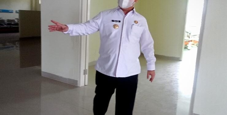 FOTO : DOK/MATAKALTENG - Bupati Kotim Halikinnor saat menunjukkan ruang baru RSUD dr Murjani Sampit, beberapa waktu lalu.