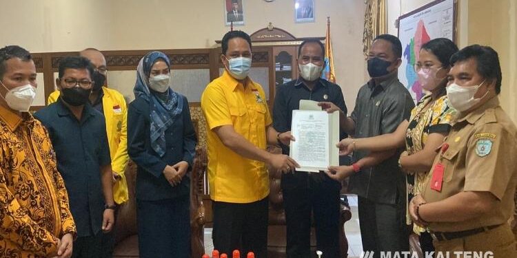 FOTO : IST/MATAKALTENG - Ketua DPD Partai Golkar Lamandau menyerahkan surat pengunduran diri Ketua DPRD kepada unsur pimpinan dan sekretaris dewan, Senin 14 Februari 2022.