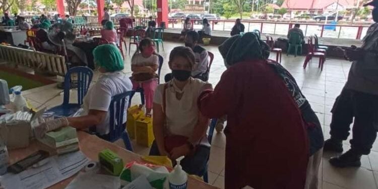 FOTO: IST/MATAKALTENG - Sejumlah Aparatur Sipil Negara (ASN) dan Tenaga Kontrak saat mengikuti vaksinasi booster di halaman Stadion Mini Puruk Cahu, Rabu 16 Februari 2022.