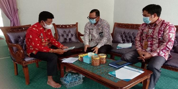 AKH/MATAKALTENG - Wakil Bupati Sukamara Ahmadi saat dilakukan survei biaya hidup oleh petugas BPS Sukamara.