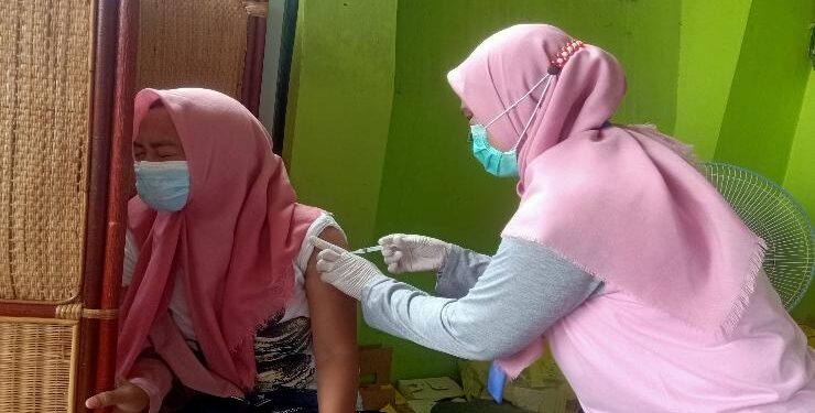 FOTO : DOK/MATAKALTENG - Seorang wartawati di Sampit melakukan vaksinasi tahap ketiga di Puskesmas Ketapang satu.