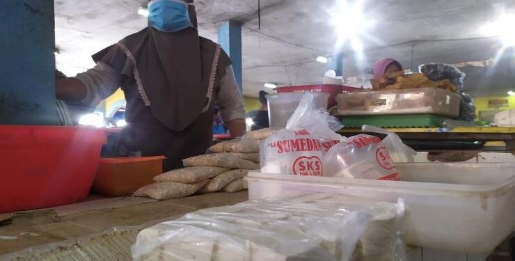FOTO : IST/MATA KALTENG - Pedagang tahu dan tempe di salah satu pasar tradisional di Sampit.