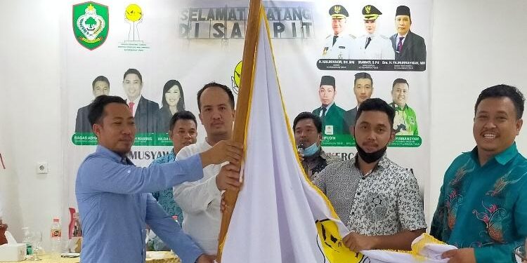 FOTO: IST/MATAKALTENG - Penyerahan pataka HIPMI dari Ketua HIPMI Kalteng diwakili H Rizky Aditya Putra kepada Ketua HIPMI Kotim periode 2022-2025, Wawan S Marang.