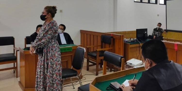 FOTO: IST/MATA KALTENG - Anggota DPRD Kabupaten Gumas Sri Yeni menjalani persidangan kasus tindak pidana korupsi, di Pengadilan Negeri Palangka Raya.