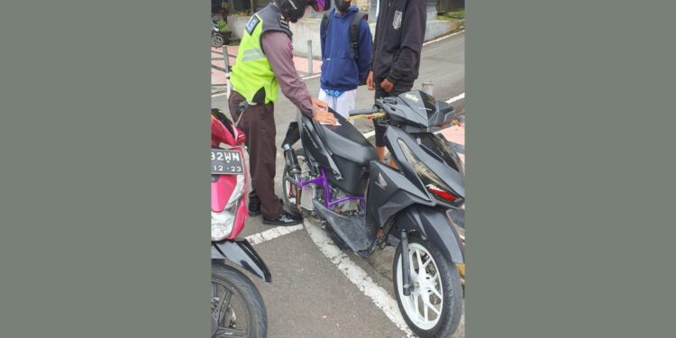 FOTO: IST/MATAKALTENG - Sejumlah pengendara roda dua yang menggunakan knalpot brong terjaring oleh anggota Satlantas Polres Kobar, Kamis 10 Februari 2022, pagi