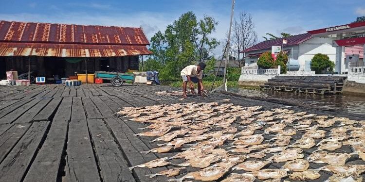 FOTO: DOK. ALDI SETIAWAN/MATA KALTENG: Masyarakat nelayan di TPI Seruyan saat sedang menjemur ikan asin.