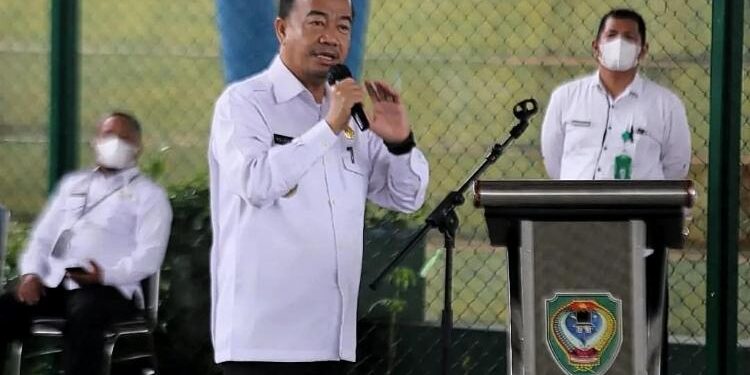 FOTO: IST/MATA KALTENG: Bupati Seruyan, Yulhaidir saat memberikan sambutan dalam agenda validasi dan optimalisasi pemanfaatan PBI-JK di Tenis Indoor Kuala Pembuang, Rabu 9 Februari 2022.