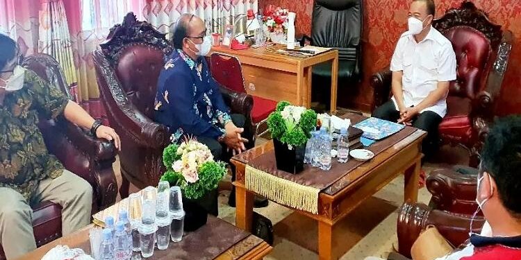 FOTO: IST/MATA KALTENG: Bupati Seruyan, Yulhaidir saat menerima kunjungan dari pihak UPR terkait dengan pelaksaan KKNT di Seruyan, Jum'at 11 Februari 2022.