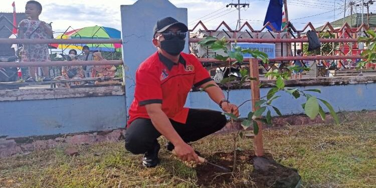 FOTO: DOK. ALDI SETIAWAN/MATA KALTENG: Ketua DPRD Seruyan, Zuli Eko Prasetyo saat melakukan aksi tanam pohon dalam puncak peringatan HPN di Kuala Pembuang tahun lalu.