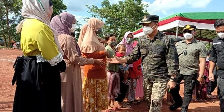 FOTO: IST/MATA KALTENG: Bupati Seruyan, Yulhaidir saat bersalaman dengan sejumlah masyarakat pada saat kunjungannya ke salah satu kecamatan di Seruyan baru-baru ini.