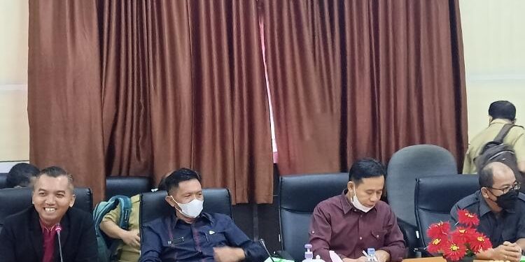 FOTO: DOK. ALDI SETIAWAN/MATA KALTENG: Anggota DPRD Seruyan, Bejo Riyanto (dua dari kanan) saat mengikuti rapat di kantor DPRD setempat.