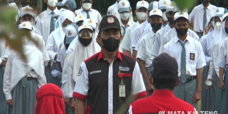 FOTO : IST/MATA KALTENG - Sejumlah guru SMAN 4 Sampit saat menjadi petugas upacara.