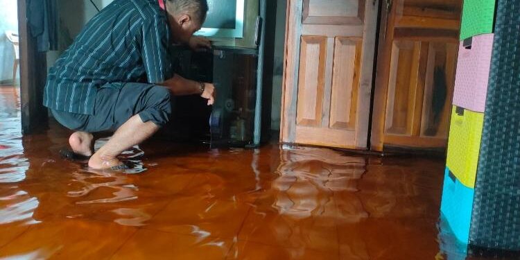 FOTO : DOK/MATAKALTENG - Kondisi banjir yang masuk ke pemukiman warga Kota Sampit. 