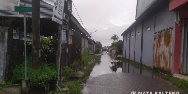 FOTO : IST/MATA KALTENG - Jalan Anggur III, Sampit yang terendam banjir.