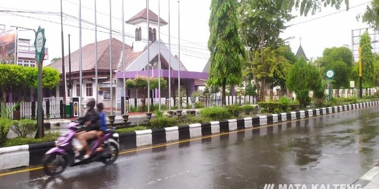 FOTO : IST/MATA KALTENG - Kondisi jalanan Kota Sampit usai diguyur hujan lebat.