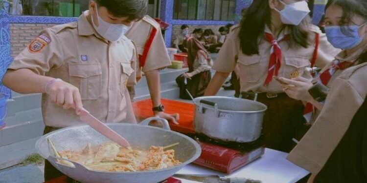FOTO : IST/MATA KALTENG - Siswa yang melakukan praktek memasak di sekolah.