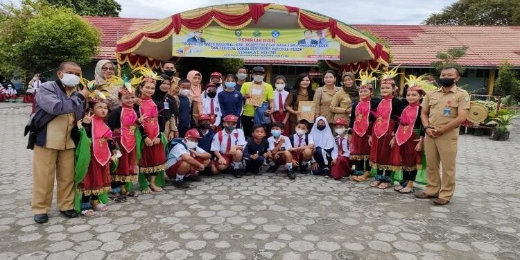 FOTO : IST/MATA KALTENG - Guru di SDN 7 Ketapang Sampit bersama tim tari pembukaan KSN, OSN dan FLS2N se-Kecamatan MB Ketapang.