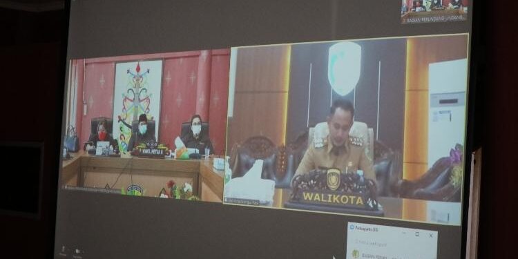 FOTO: IST/MATAKALTENG - Walikota Palangka Raya pada saat sambutan laporan keterangan pertanggungjawaban akhir tahun anggaran 2021 melalui zoom meeting.
