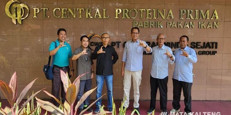 FOTO: IST/MATAKALTENG - Kepala Dinas Kelautan dan Perikanan (Dislutkan) Kalteng H. Darliansjah saat mengunjungi Pabrik Pakan Ikan PT. Central Proteina Prima di Sidoarjo, Jawa Timur.
