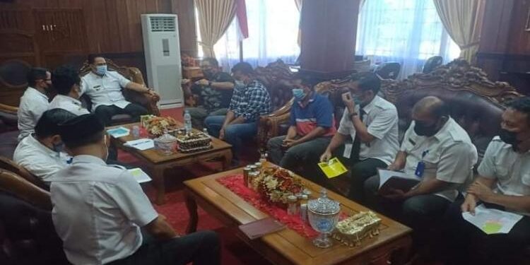 FOTO : IST/MATAKALTENG - Dipimpin Bupati Lamandau, Pertemuan pihak Warga Sekoban dan PT FLTI yang dilaksanakan di Kantor Bupati Setempat.