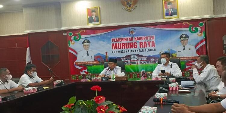 FOTO: IST/MATAKALTENG - Wakil Bupati Murung Raya Rejikinoor (kiri) saat memimpin rapat membahas penanganan kelangkaan minyak goreng di pasaran, Rabu 2 Maret 2022.