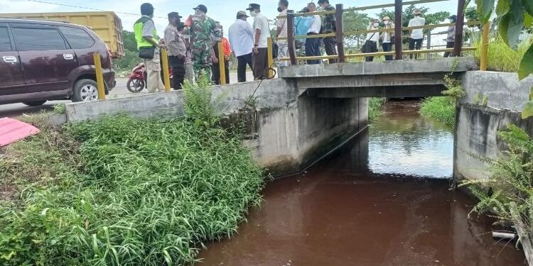FOTO: IST/MATAKALTENG - Petugas dari Dinas PUPRKP Kotim, sedang melakukan sosialisasi penanganan pembangunan drainase Jalan Pramuka, Sampit.