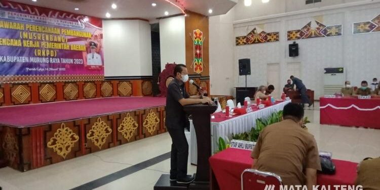 FOTO: IST/MATAKALTENG - Bupati Murung Raya Drs Perdie M Yoseph, MA saat membuka Musrenbang RKPD Tahun 2023 di Gedung Pertemuan Umum Puruk Cahu, Senin 14 Maret 2022.