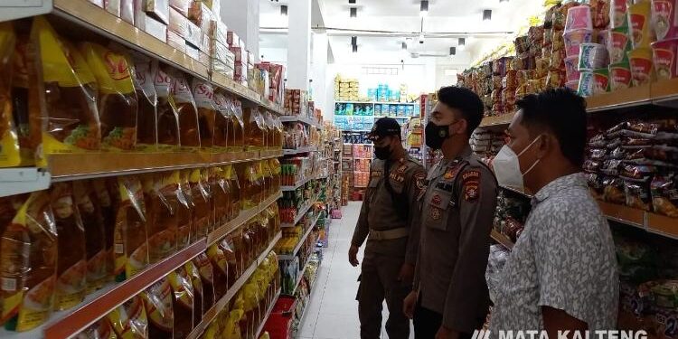 FOTO : AKH/MATAKALTENG - Satuan Tugas Gabungan saat sidak minyak goreng ke toko-toko