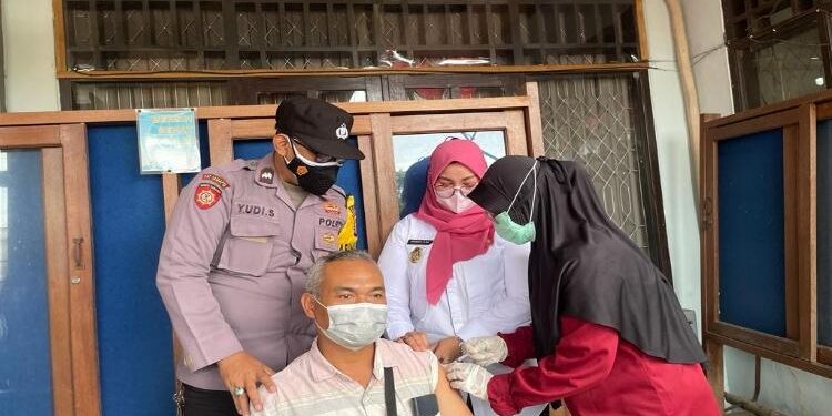 FOTO : IST/MATAKALTENG - Wakil Bupati Kotim Irawati ditemani pihak kepolisian saat memantau pelaksanaan vaksinasi Covid-19, Rabu 23 Maret 2022.