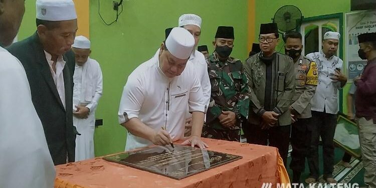 FOTO: AGUS/MATAKALTENG - Bupati Kotim melakukan peresmian Masjid Baiturrahman, Rabu, 16 Maret 2022.