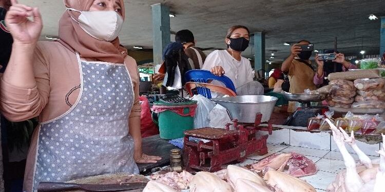 FOTO : DEVIANA/MATAKALTENG - Pedagang di pasar PPM Sampit, Jumat 4 Maret 2022.