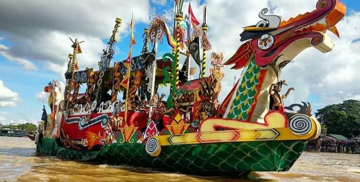 FOTO : IST/MATAKALTENG - Kapal gambar naga pada festival babukung yang menjadi salah satu kebanggaan masyarakat Kalteng