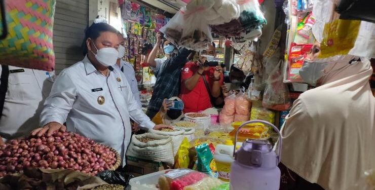 FOTO : DOK/MATAKALTENG - Bupati Kotim Halikinnor saat sidak di pasar PPM Sampit, belum lama ini.