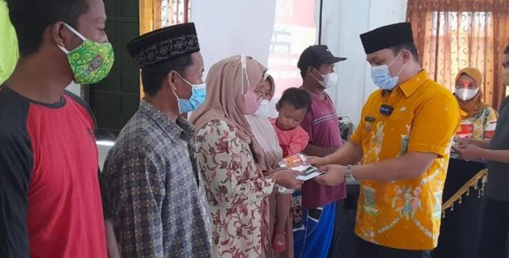 FOTO : BINTANG/MATAKALTENG - Bupati Lamandau Hendra Lesmana menyerahkan bantuan UEP kepada pelaku UMKM di Kecamatan Sematu Jaya, Jumat 4 Maret 2022.