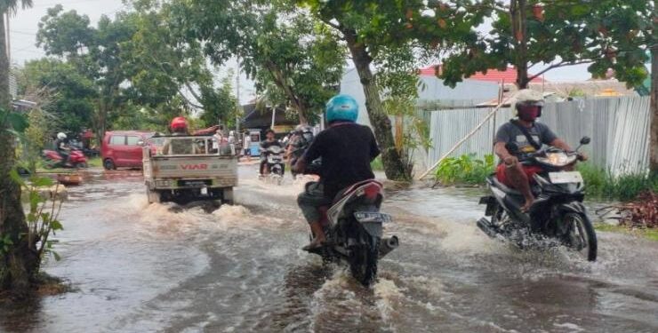 FOTO : DOK/MATAKALTENG - Banjir menggenangi jalan raya di Kota Sampit, Kabupaten Kotawaringin Timur beberapa waktu lalu.