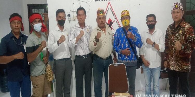 FOTO : BINTANGMATAKALTENG - Ketua DAD Kecamatan Lamandau bersama Damang serta didampingi perwakilan Ormas adat menggelar press release.