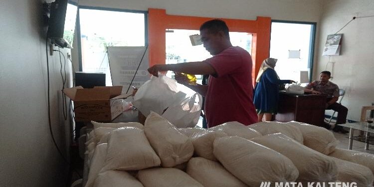 FOTO : DEVIANA/MATAKALTENG - Stok gula pasir yang ada di Bulog Sampit, Selasa 22 Maret 2022.