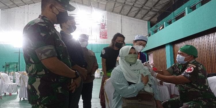 FOTO : DEVIANA/MATAKALTENG - Dandim 1015 Sampit Letkol Infantri Abdul Hamid bersama GM PT RMU Taryono Darsiman saat memantau pelaksanaan vaksinasi di GOR Sampit, Senin 21 Maret 2022.
