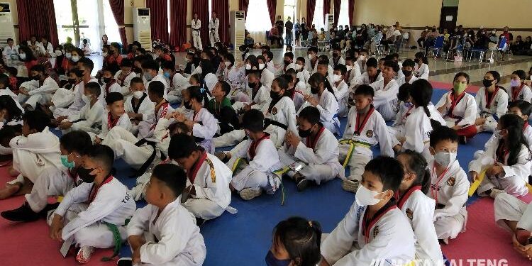 FOTO : ANR/MATAKALTENG - Asisten II Setda Katingan bidang perekonomian dan Pembangunan, Ahmad Rubama, membuka secara resmi kejuaraan Taekwondo Se-Kalteng, di geudng Salawah Kasongan.