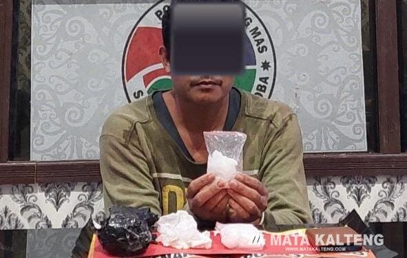 FOTO : IST/MATAKALTENG - Tersangka MB (42) ketika menunjukkan barang bukti sabu, di Kantor Satres Narkoba Polres Gumas, Sabtu 26 Maret 2022.