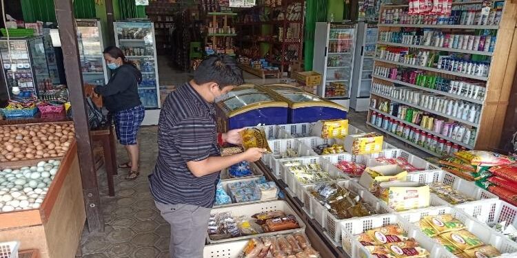 FOTO : IST/MATA KALTENG - Personel Satreskrim Polres Gumas melakukan pengecekan stok dan harga minyak goreng ke distributor, toko, minimarket dan pasar Kota Kuala Kurun, Selasa, 29 Maret 2022.