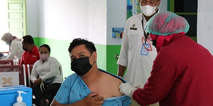 FOTO: DIAN TARESA/MATA KALTENG - Vaksinasi yang dilakukan di Puskesmas Baamang II.