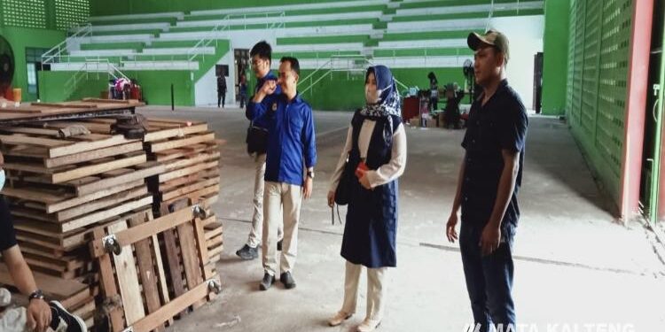 FOTO : IST/MATA KALTENG - Pengambilan logistik eks pemili dan pemilihan oleh pemenang lelang didampingi KPU Kotim.