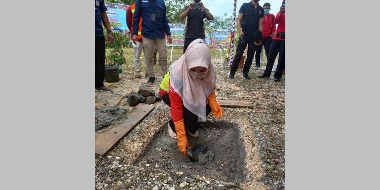 FOTO: IST/MATAKALTENG - Peletakan Batu Pertama Pembangunan Lopo Betang yang berada di Bumi Perkemahan Pramuka Puruk Cahu Seberang oleh Kadis Budpar Kalteng, Hj. Adiah Chandra Sari.