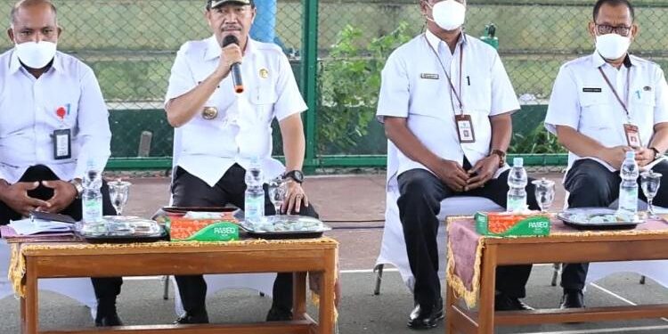 FOTO: IST/MATA KALTENG: Bupati Seruyan, Yulhaidir (dua dari kiri) saat memberikan sambutan pada saat acara temu tani di Tenis Indoor Kuala Pembuang, Rabu 2 Maret 2022.
